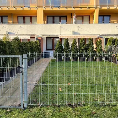 Wisniowy Ogrod Z Garazem 아파트