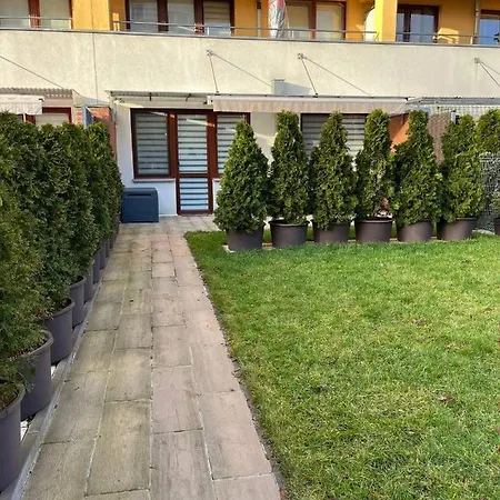 Wiśniowy Ogród Z Garażem