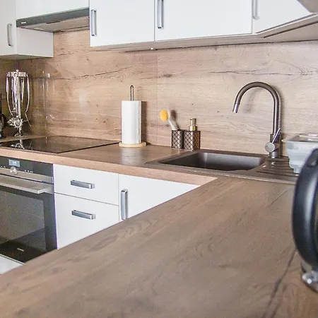 Wiśniowy Ogród Z Garażem