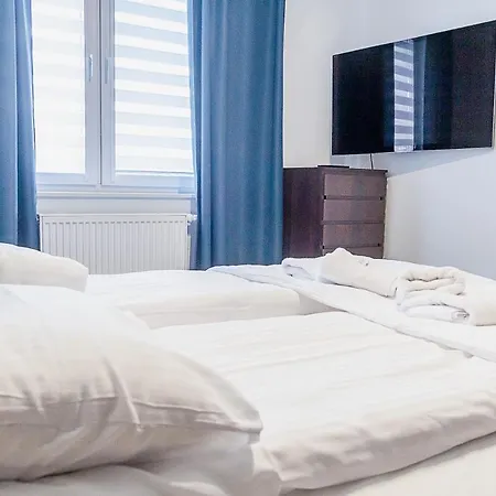 Wisniowy Ogrod Z Garazem 코워브제크