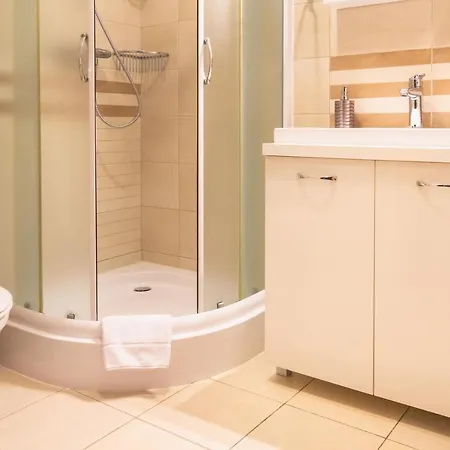 Wisniowy Ogrod Z Garazem * 코워브제크